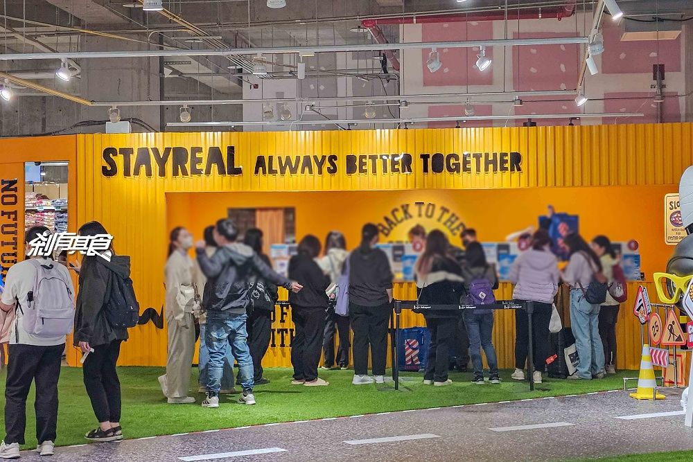 STAYREAL PARK台中站，台中聖誕景點，9米聖誕胡蘿蔔、還有「遇見公園」五月天快閃店