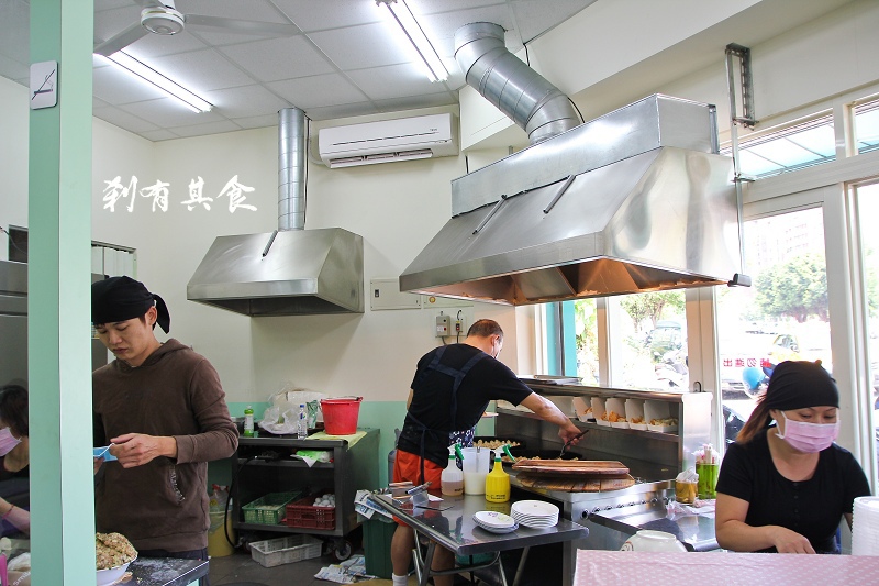 [台中美食小吃] 小六鍋貼 好啾西@搬家後還是一樣要排隊(西屯區/食尚玩家推薦)