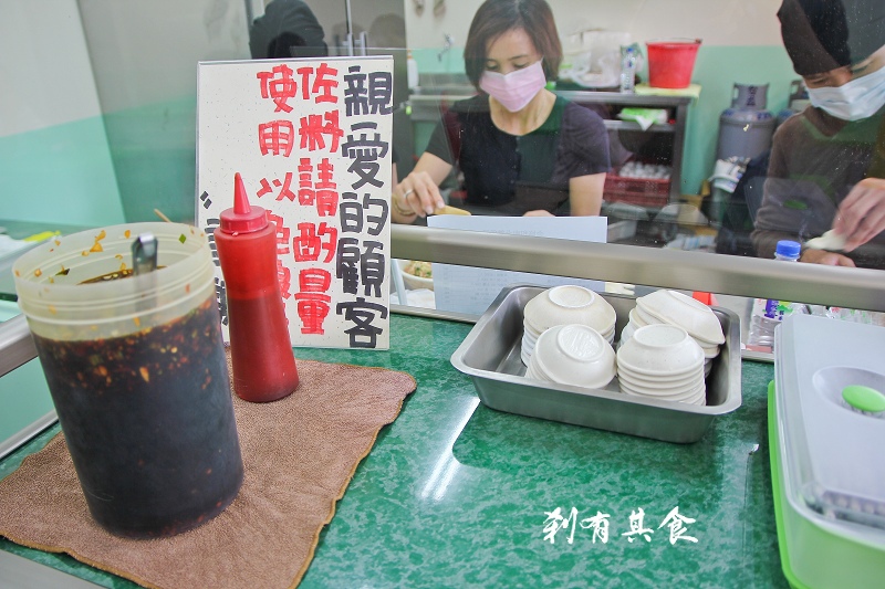 [台中美食小吃] 小六鍋貼 好啾西@搬家後還是一樣要排隊(西屯區/食尚玩家推薦)