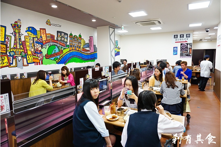 [大阪美食] 新世界元祖串炸だるま(心齋橋店) | 80年老店 電車上菜好吃又有梗 ( 中文菜單 )