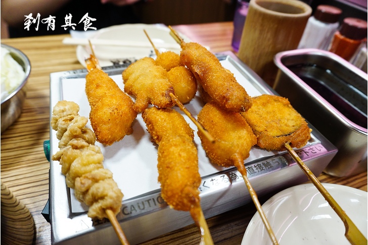 [大阪美食] 新世界元祖串炸だるま(心齋橋店) | 80年老店 電車上菜好吃又有梗 ( 中文菜單 )